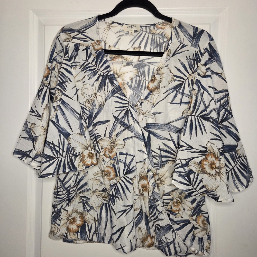 Umgee Blue and Cream Floral Flutter Sleeves Blouse Size Medium Preloved